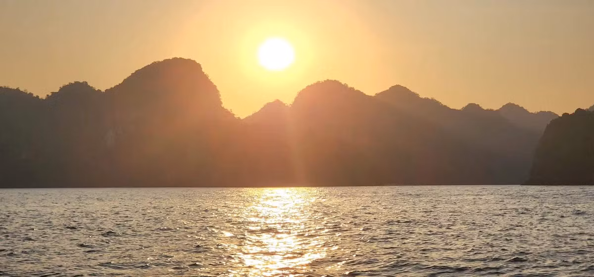 Lan Hạ là điểm đến yêu thích của du khách suốt bốn mùa, nhưng mùa thu được xem là thời gian lý tưởng nhất để ngắm hoàng hôn. Cuối tháng 10 và đầu tháng 11, mặt biển lặng, trời cao trong, ánh nắng không còn gay gắt. Ảnh Checkin Việt Nam