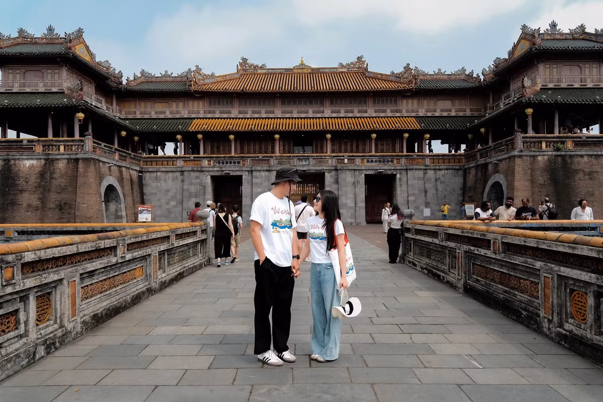 “Không phải lần đầu đến Huế, nên tụi mình không đặt mục tiêu đi hết các điểm nổi tiếng. Thay vì vậy, tụi mình để cảm xúc dẫn đường – nơi nào thấy hợp là dừng lại, có khi chỉ ngồi một quán cà phê ven sông cả buổi để nghe mưa rơi.” – Minh kể lại. Ảnh Trương Đình Minh