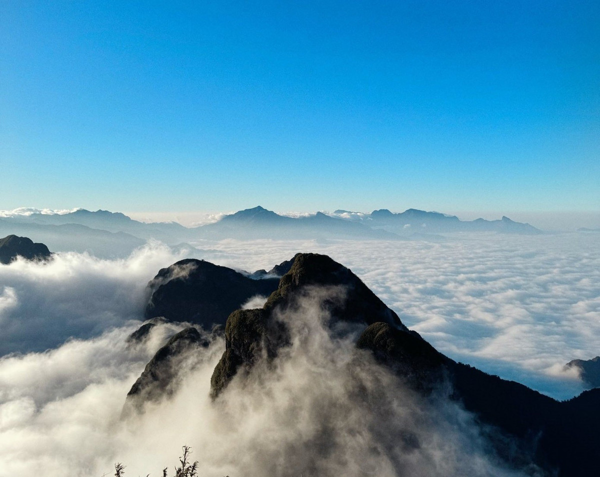 Từ điểm xuất phát dưới chân núi, người leo phải vượt qua hàng loạt con dốc liên tiếp, những đoạn đá trơn trượt và các khe núi gần như thẳng đứng. Theo đánh giá của dân trekking, Ngũ Chỉ Sơn có độ khó khoảng 7/10, đòi hỏi người tham gia không chỉ có thể lực tốt mà còn cần sự tập trung và kinh nghiệm xử lý địa hình phức tạp. Ảnh Bùi Đình Sơn