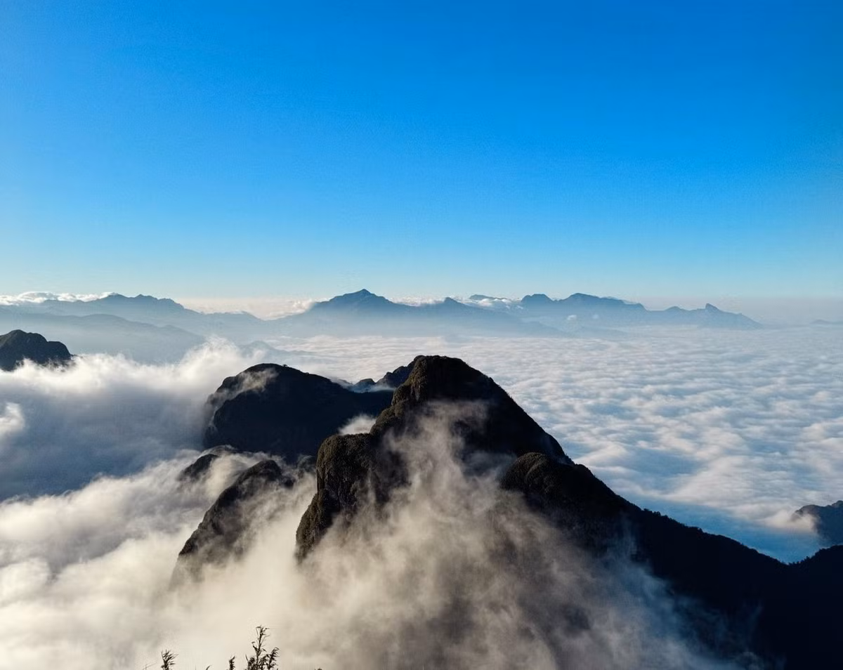 Từ điểm xuất phát dưới chân núi, người leo phải vượt qua hàng loạt con dốc liên tiếp, những đoạn đá trơn trượt và các khe núi gần như thẳng đứng. Theo đánh giá của dân trekking, Ngũ Chỉ Sơn có độ khó khoảng 7/10, đòi hỏi người tham gia không chỉ có thể lực tốt mà còn cần sự tập trung và kinh nghiệm xử lý địa hình phức tạp. Ảnh Bùi Đình Sơn