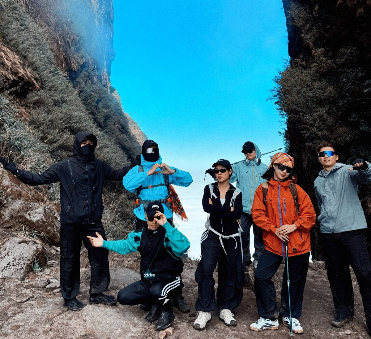 Khoảng thời gian từ tháng 11 đến tháng 3 năm sau được xem là mùa đẹp nhất để chinh phục Ngũ Chỉ Sơn. Khi tiết trời miền Bắc chuyển lạnh, mưa ít, độ ẩm cao, các thung lũng bên dưới thường được bao phủ bởi những biển mây dày, tạo nên khung cảnh kỳ ảo hiếm gặp. Ảnh Bùi Đình Sơn