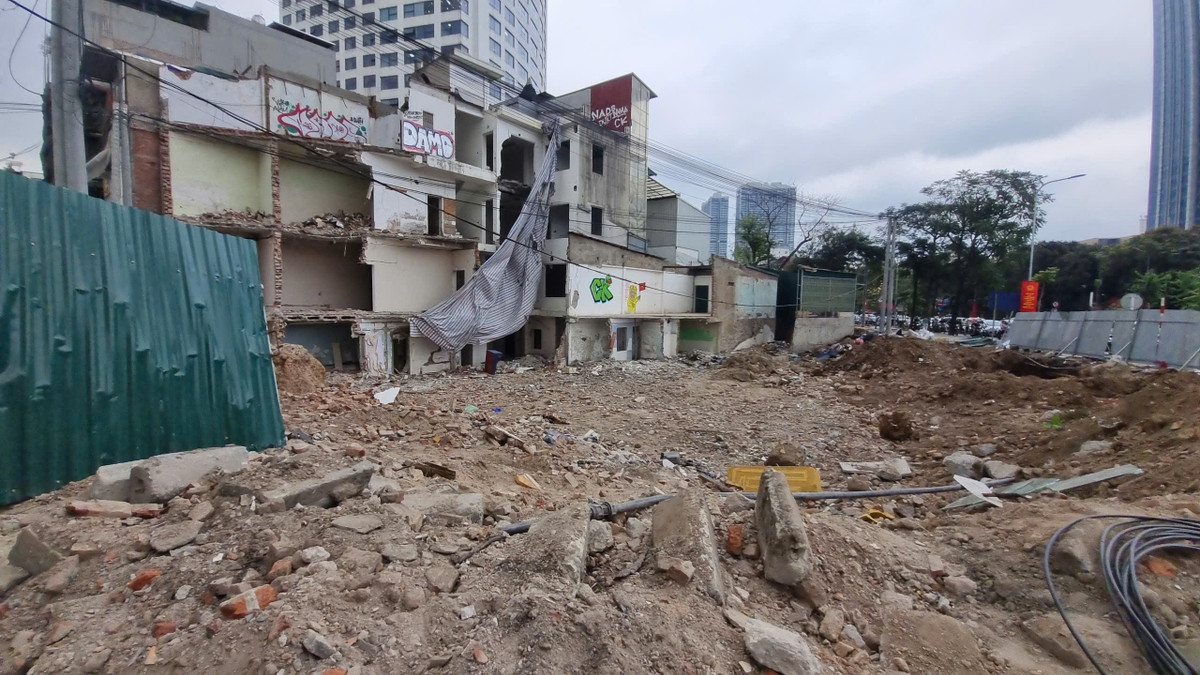 Sau khi giải phóng mặt bằng, nhiều thửa đất bị chia cắt, phần còn lại trở nên nhỏ hẹp, không còn vuông vắn. Theo quy định, các diện tích này cần được xử lý bằng cách hợp thửa hoặc chuyển đổi mục đích sử dụng.