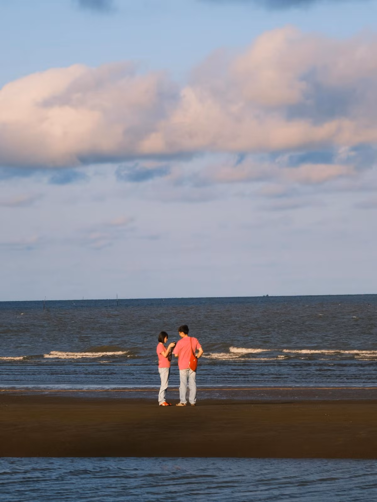 Không chỉ thu hút giới trẻ yêu thích chụp ảnh, mà nhiều gia đình, cặp đôi cũng tìm đến Ba Động vào buổi chiều để tận hưởng khoảnh khắc lãng mạn của hoàng hôn. Ảnh Phạm Trọng Nghĩa