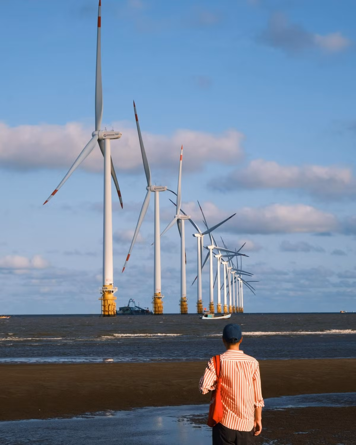 Nếu có dịp về miền Tây, đừng quên ghé thăm biển Ba Động và dành ít phút lặng ngắm hoàng hôn một trải nghiệm giản dị nhưng đong đầy cảm xúc, giúp tâm hồn du khách trở nên nhẹ nhàng và an yên hơn bao giờ hết. Ảnh Phạm Trọng Nghĩa