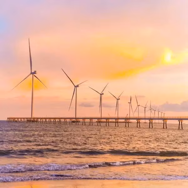 Khi chiều buông xuống, cả không gian biển Ba Động chìm trong sắc cam vàng ấm áp. Mặt trời như quả cầu lửa chầm chậm rơi xuống chân trời, nhuộm đỏ mặt nước và phủ một lớp ánh sáng huyền ảo lên những con sóng lăn tăn. Ảnh Traveloka