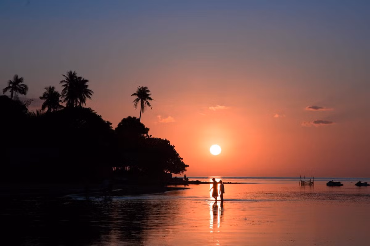Không ồn ào như Nha Trang, không hào nhoáng như Phú Quốc, đảo Điệp Sơn ghi điểm nhờ vẻ đẹp mộc mạc, nguyên sơ và đặc biệt là trải nghiệm “đi bộ giữa đại dương” có một không hai. Đây là điểm đến lý tưởng cho những ai muốn rời xa phố thị, tìm về với thiên nhiên, hay đơn giản chỉ là để thở thật sâu giữa biển trời bao la. Ảnh Phuong Anh