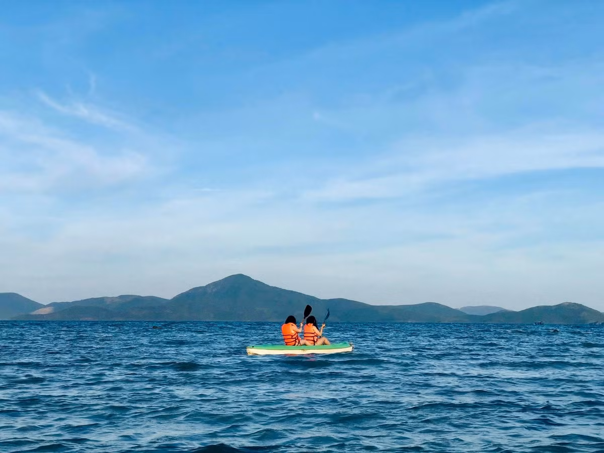 Để chuyến đi đảo Điệp Sơn diễn ra suôn sẻ, du khách nên lưu ý một số điểm quan trọng. Thời gian lý tưởng để ghé thăm đảo là từ tháng 12 đến tháng 6 năm sau, khi thời tiết nắng đẹp, biển êm và thủy triều thuận lợi cho việc đi bộ giữa biển. Con đường cát nổi chỉ xuất hiện khi nước rút, thường vào sáng sớm hoặc đầu giờ chiều, do đó nên hỏi kỹ người dân địa phương hoặc tài công để chọn thời điểm di chuyển phù hợp. Ảnh Phuong Anh