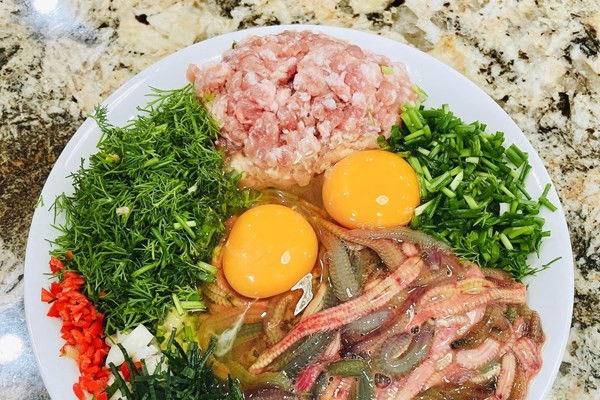 Ngày nay, rươi có thể được cấp đông để sử dụng dần, song với nhiều thực khách, rươi ngon nhất vẫn là rươi tươi đúng mùa. Cũng vì tính chất hiếm và mùa vụ ngắn, giá rươi thường ở mức cao, dao động từ vài trăm nghìn đồng đến cả triệu đồng mỗi kg, tùy thời điểm. Dù vậy, món đặc sản này vẫn được săn lùng mỗi khi vào vụ. Ảnh baovanhoa