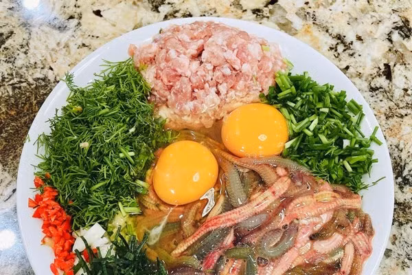 Ngày nay, rươi có thể được cấp đông để sử dụng dần, song với nhiều thực khách, rươi ngon nhất vẫn là rươi tươi đúng mùa. Cũng vì tính chất hiếm và mùa vụ ngắn, giá rươi thường ở mức cao, dao động từ vài trăm nghìn đồng đến cả triệu đồng mỗi kg, tùy thời điểm. Dù vậy, món đặc sản này vẫn được săn lùng mỗi khi vào vụ. Ảnh baovanhoa