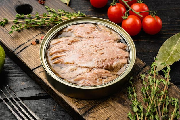 Cá ngừ đóng hộp khi khó tiếp cận cá tươi, cá ngừ đóng hộp là lựa chọn tiện lợi. Người bệnh nên ưu tiên loại ngâm nước thay vì ngâm dầu để hạn chế chất béo và calo dư thừa. Duy trì tần suất hợp lý vẫn giúp bổ sung omega-3 cho cơ thể. Ảnh minh họa