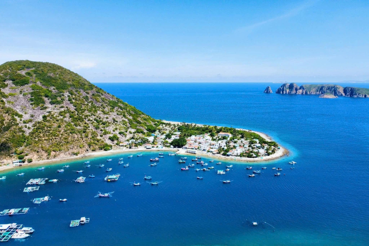 Không ồn ào như trung tâm thành phố, không đông đúc như những bãi biển nổi tiếng, đảo Bích Đầm mang đến một vẻ đẹp nguyên sơ, trong trẻo và đầy mê hoặc – khiến bất kỳ ai một lần ghé qua cũng phải lưu luyến chẳng muốn rời. Ảnh Bá Duy