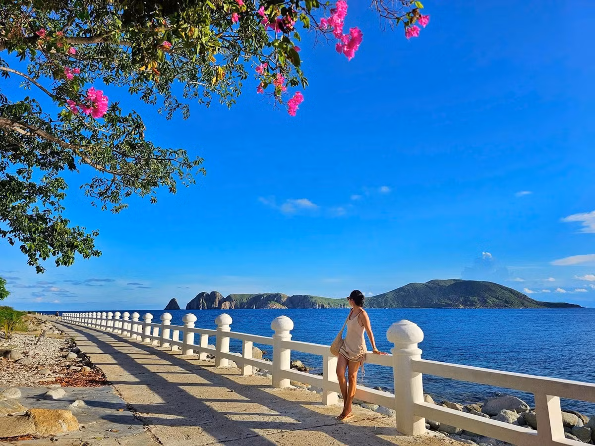 Cảm giác ngồi trên chiếc ghế gỗ nhỏ, trước hiên nhà nhìn ra biển xanh, lặng nghe tiếng sóng vỗ và tiếng gió hát qua hàng dừa… là một trải nghiệm vô giá giữa nhịp sống hối hả hiện đại. Ảnh Bá Duy