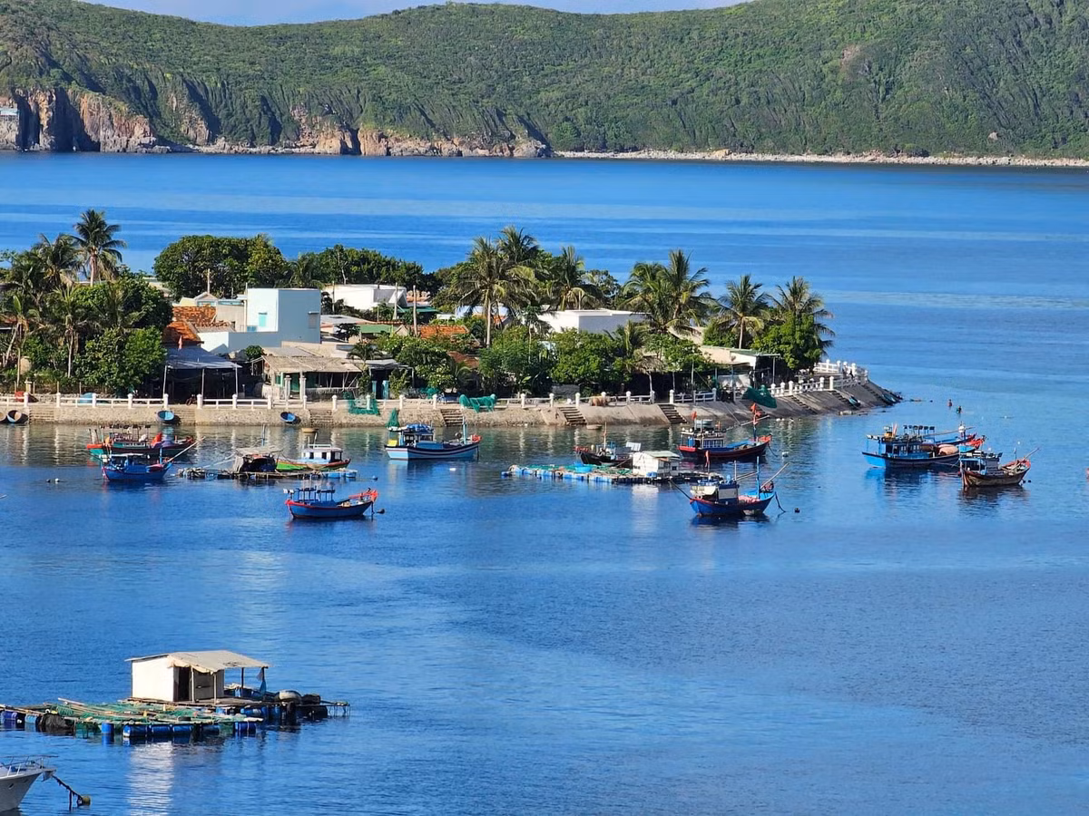 Cái tên “Bích Đầm” phần nào đã nói lên được màu sắc đặc trưng nơi đây: biển xanh biếc, trong vắt như ngọc bích. Từ trên cao nhìn xuống, cả hòn đảo nhỏ xinh như trôi nổi giữa làn nước xanh thẳm, bao quanh là rặng núi nhỏ và những mảng rừng hoang sơ. Ảnh Bá Duy