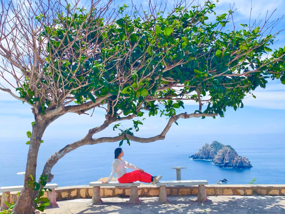 Người dân trên đảo sống chủ yếu bằng nghề đánh bắt cá và nuôi trồng hải sản. Cuộc sống tuy giản dị nhưng rất đỗi bình yên. Những ngôi nhà mái tôn liêu xiêu nằm dọc bờ biển, những con đường nhỏ rợp bóng dừa, và nụ cười hiền hậu của người dân khiến du khách cảm thấy như đang được trở về một miền quê ven biển trong ký ức. Ảnh Thiều Sang