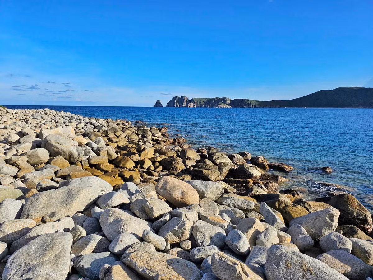 Đến Bích Đầm,du khách có cảm giác như đang được chạm vào thiên nhiên thuần khiết, nơi mà từng con sóng, từng làn gió đều mộc mạc và chan chứa tình biển. Ảnh Bá Duy