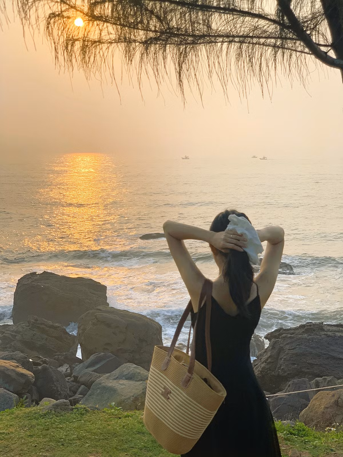 Không ồn ào như Sầm Sơn hay đông đúc như Hải Tiến, Bãi Đông mang trong mình nét tĩnh lặng của một vùng biển chưa bị du lịch hóa nhiều. Những mỏm đá đen hình thù độc đáo vươn mình ra biển, tạo thành khung cảnh vừa hùng vĩ vừa nên thơ, đặc biệt lý tưởng để chụp ảnh bình minh hoặc hoàng hôn. Cũng chính bởi vẻ đẹp mộc mạc này mà Bãi Đông ngày càng xuất hiện trong nhiều bộ ảnh cưới, ảnh du lịch của giới trẻ. Ảnh Lan Anh