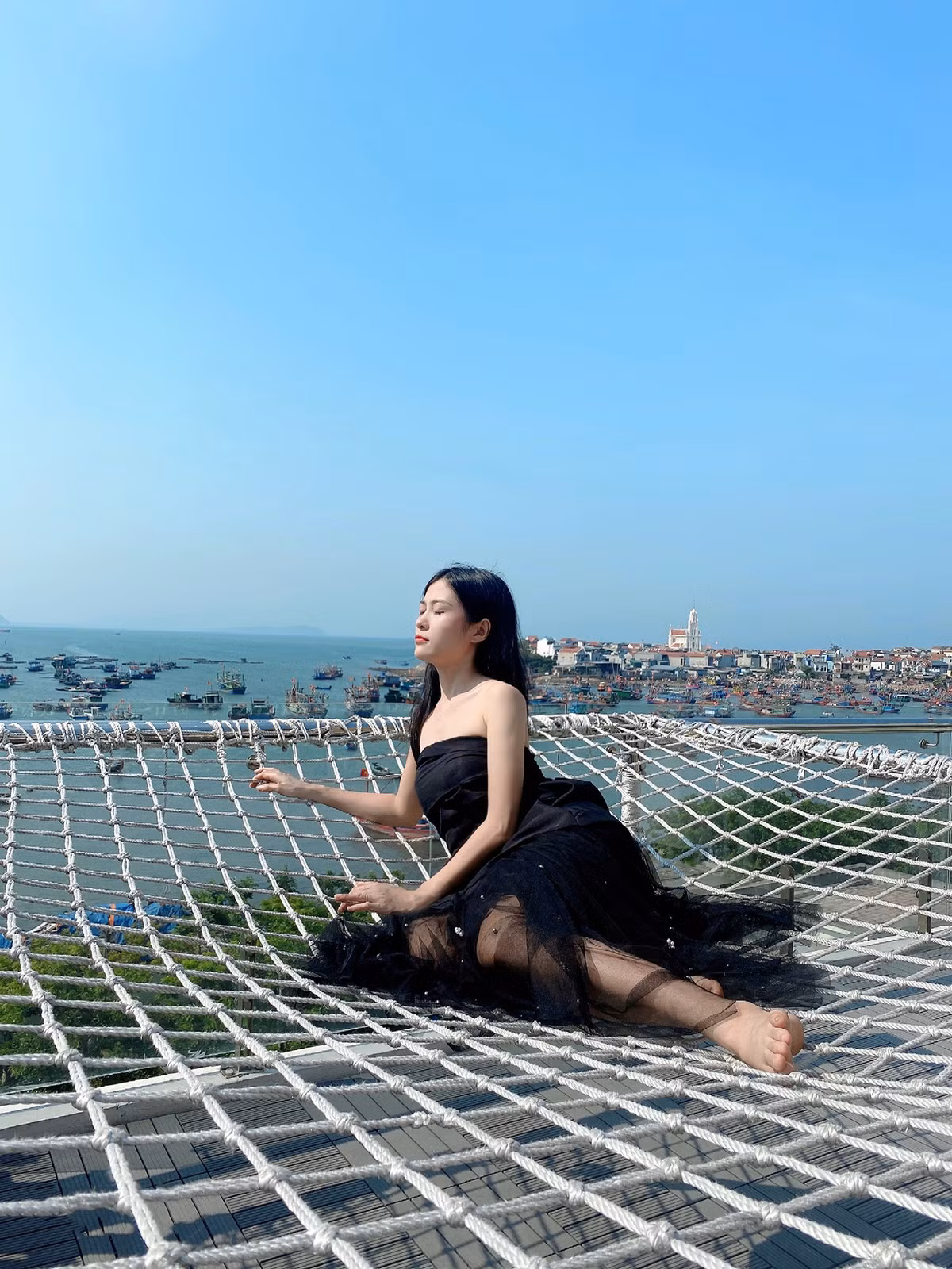 Ngoài tắm biển, du khách có thể trải nghiệm dạo bộ trên con đường ven biển rợp bóng cây, ngồi café ngắm sóng vỗ ở các homestay sát biển hoặc thuê thuyền đi câu cá, khám phá các bãi đá và rạn san hô gần bờ. Ảnh Lan Anh