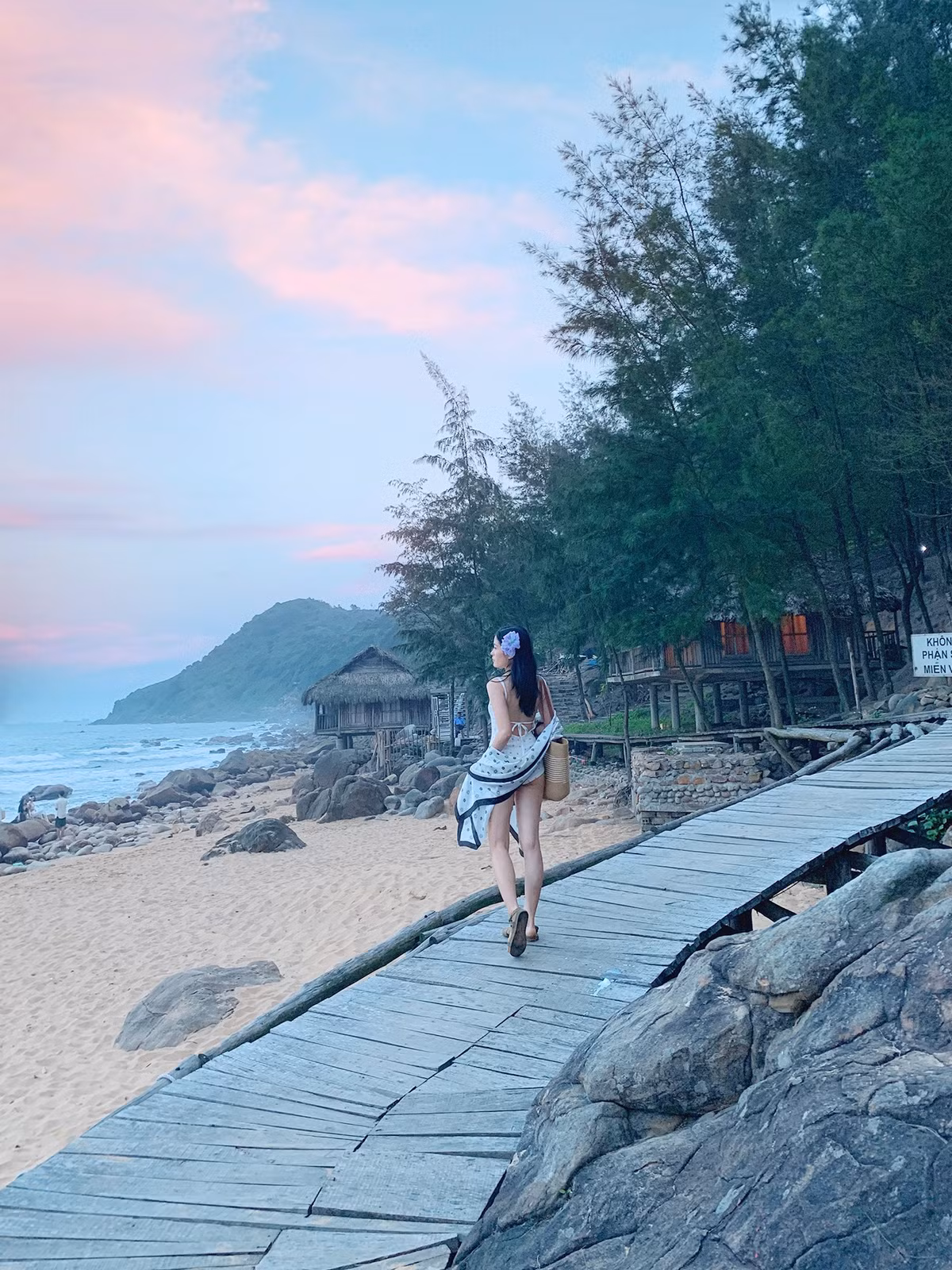 Không quá xa Hà Nội, chỉ cách khoảng 200 km, Bãi Đông là điểm đến lý tưởng cho kỳ nghỉ ngắn ngày – nơi bạn có thể tìm thấy biển xanh, cát trắng và những khoảnh khắc yên bình giữa thiên nhiên nguyên sơ. Ảnh Lan Anh