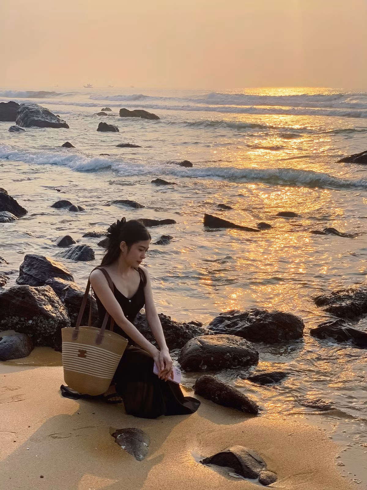 Để đến được Bãi Đông, du khách xuất phát từ trung tâm TP Thanh Hóa, đi theo quốc lộ 1A khoảng 100 km về phía Nam, rồi rẽ vào thị xã Nghi Sơn. Đường đến bãi biển khá dễ đi, có thể di chuyển bằng ô tô cá nhân, xe máy hoặc đặt tour ngắn ngày. Du khách thường kết hợp Bãi Đông trong hành trình khám phá bán đảo Nghi Sơn – nơi nổi tiếng với hải sản tươi ngon và những cảnh quan ven biển tuyệt đẹp. Ảnh Lan Anh