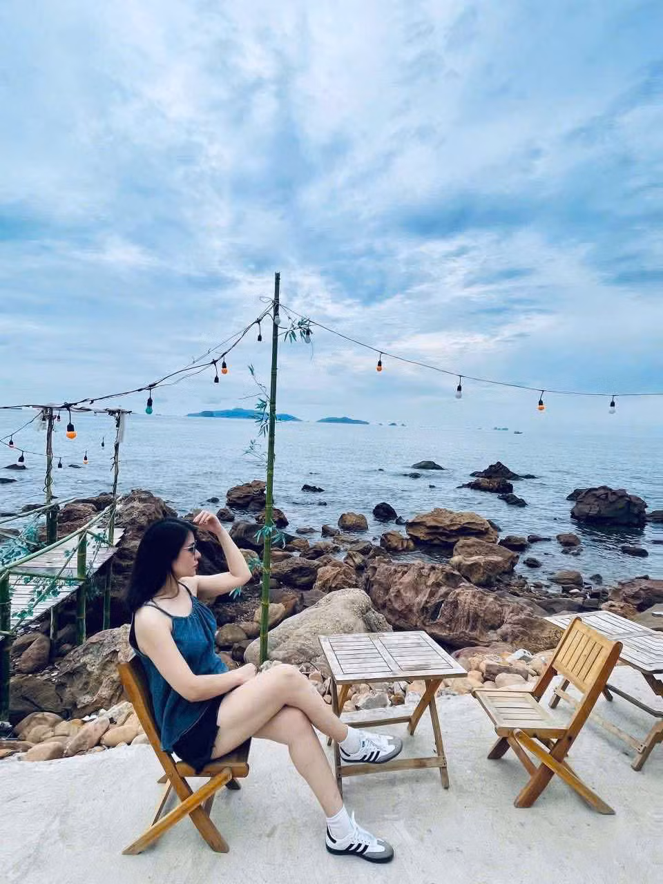 Du khách nên ghé thăm Bãi Đông vào mùa hè, từ tháng 4 đến tháng 8, khi thời tiết nắng đẹp, biển lặng và nước trong xanh nhất. Để chuyến đi thêm thoải mái, đừng quên chuẩn bị mũ rộng vành, kính râm và kem chống nắng nhằm bảo vệ làn da dưới ánh mặt trời. Nếu đi theo nhóm đông người, du khách có thể mang theo đồ ăn nhẹ, nước uống và bạt trải để tổ chức picnic ngay trên bãi cát mịn. Đặc biệt, hãy có ý thức giữ gìn vệ sinh, không xả rác bừa bãi để góp phần bảo vệ vẻ đẹp hoang sơ của bãi biển này. Ảnh Lan Anh