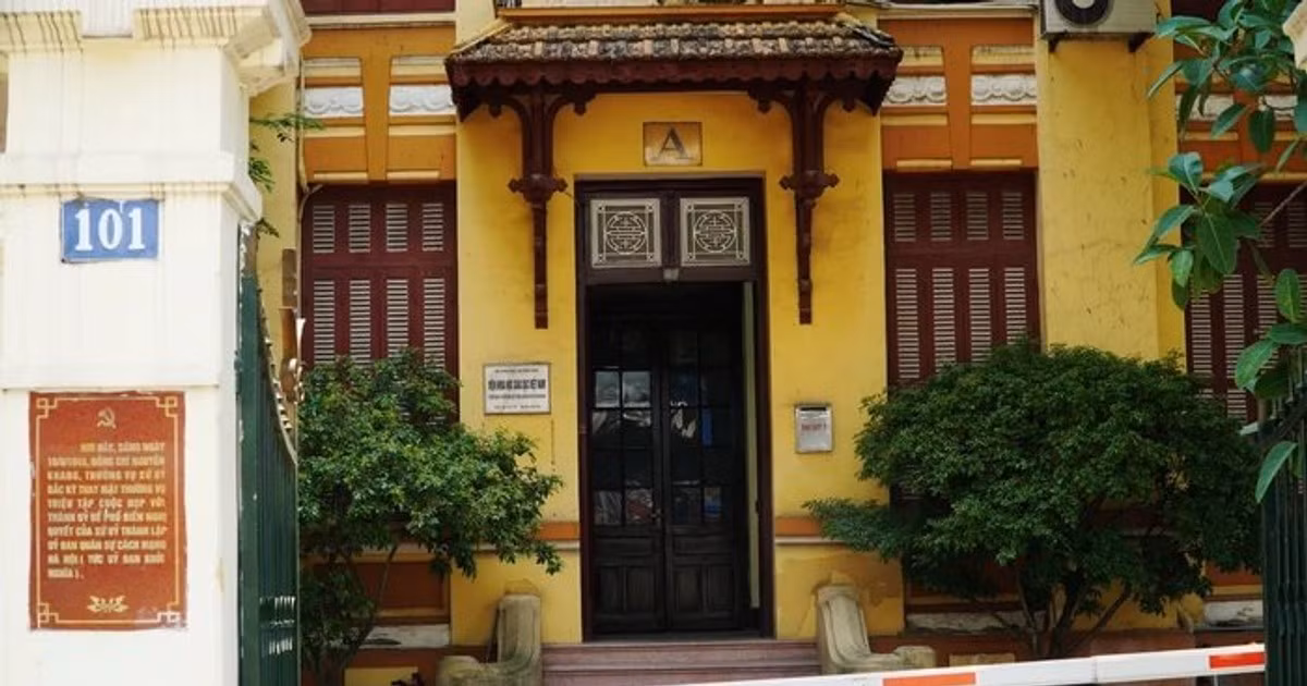 Ngôi nhà số 101 Trần Hưng Đạo là điểm đến tiếp theo, nơi Ủy ban Quân sự Cách mạng Hà Nội họp phiên đầu tiên, quyết định khởi nghĩa giành chính quyền. Du khách có thể hình dung những cuộc họp quan trọng, đồng thời chiêm ngưỡng kiến trúc nhà cổ mang phong cách truyền thống Việt Nam. Ảnh Hà Nội Danh thắng và Di tích