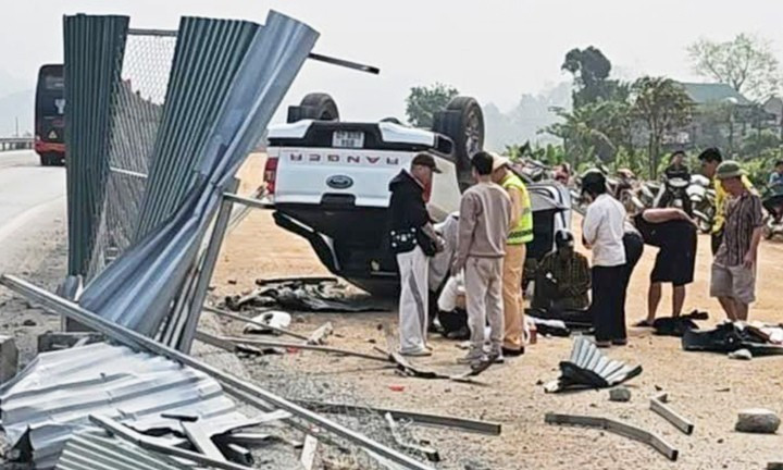 Hiện trường xe bán tải đâm rào tôn trên cao tốc Nội Bài - Lào Cai khiến một người tử vong sáng 3/3. (Ảnh: Phạm Quang)