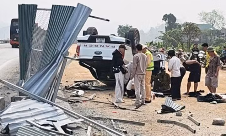 Hiện trường xe bán tải đâm rào tôn trên cao tốc Nội Bài - Lào Cai khiến một người tử vong sáng 3/3. (Ảnh: Phạm Quang)