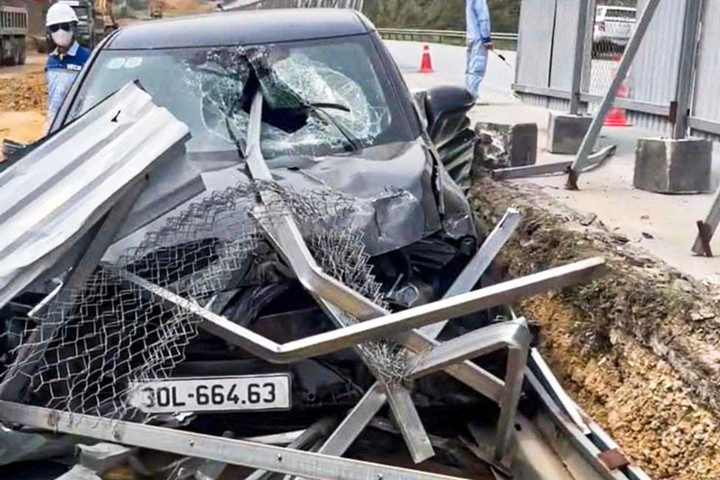 Ô tô con tông vào hệ thống rào chắn phục vụ thi công trên cao tốc Nội Bài - Lào Cai chiều 3/3. (Ảnh: Đ.Q.)