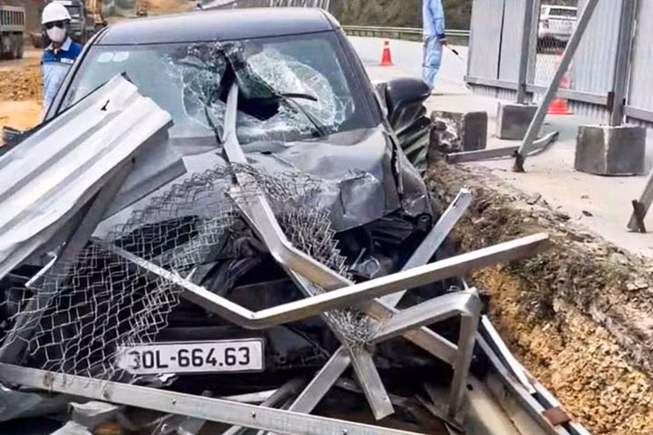 Ô tô con tông vào hệ thống rào chắn phục vụ thi công trên cao tốc Nội Bài - Lào Cai chiều 3/3. (Ảnh: Đ.Q.)