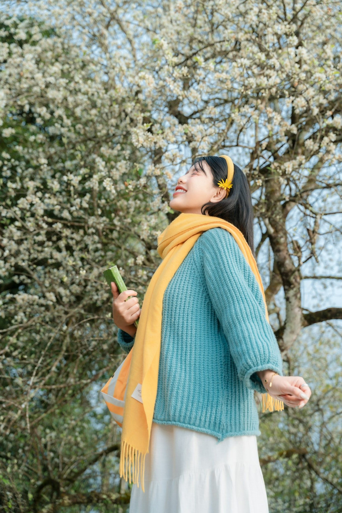 Một địa điểm khác cũng được nhiều du khách tìm đến là Happy Town Tà Xùa, khu homestay nằm trên khu vực Đỉnh Gió. Tại đây, nhiều cây sơn tra đang đồng loạt nở hoa trắng xóa quanh khu nhà. Du khách không lưu trú vẫn có thể xin phép chủ homestay để vào tham quan và chụp ảnh.