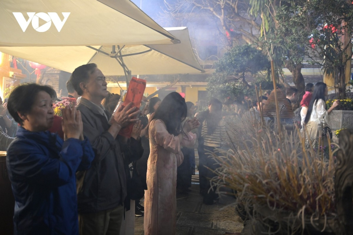 Gia đình sum vầy đi lễ đầu năm, cùng cầu bình an.