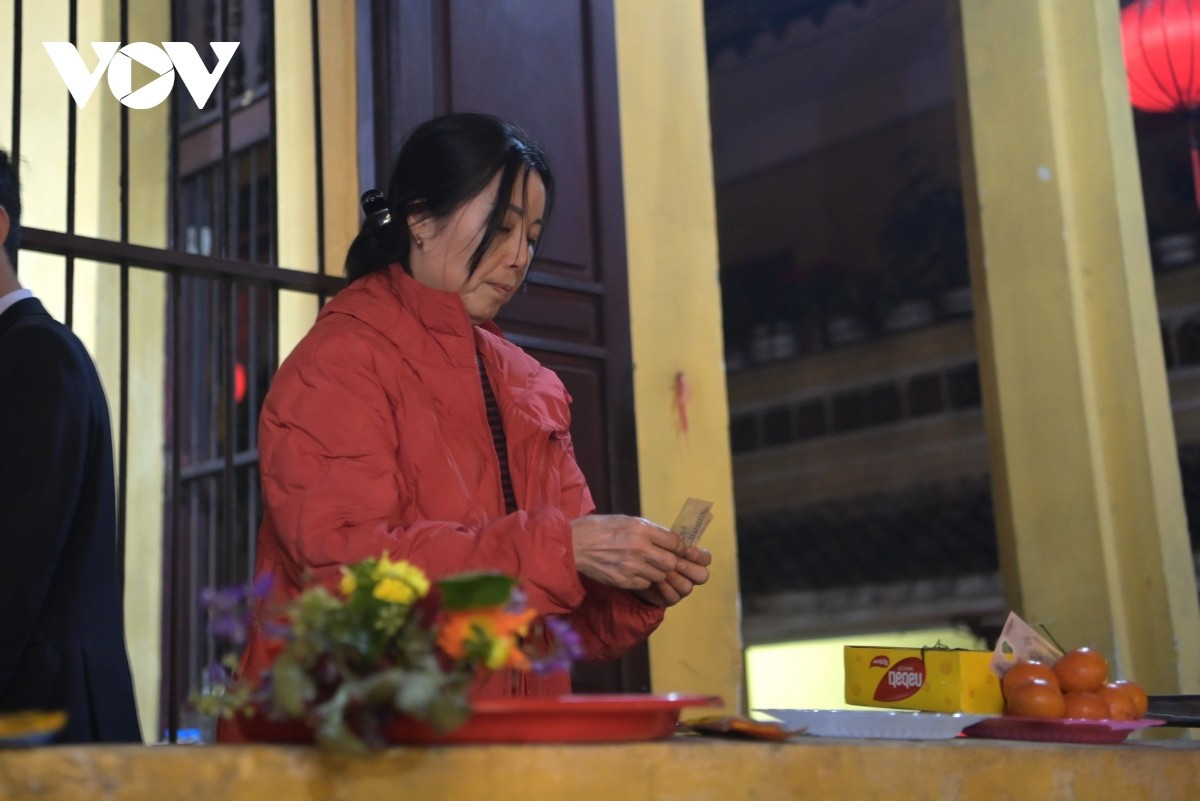 Người dân khi đi lễ chùa vào đêm giao thừa có thể mang theo chút lễ vật như hương nến, hoa quả tươi để cúng Phật.