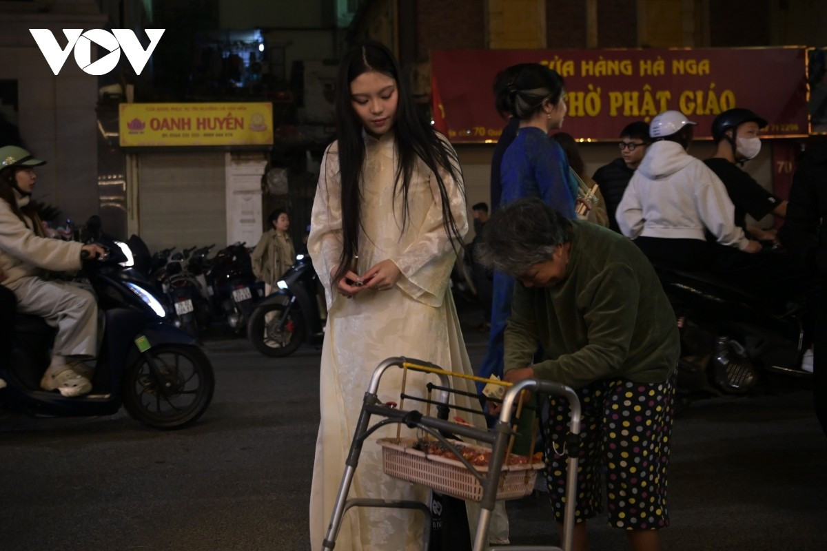 Ngoài cổng chùa, nhiều người đi bán muối may mắn.