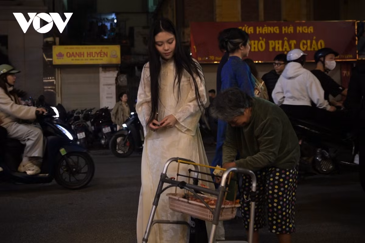 Ngoài cổng chùa, nhiều người đi bán muối may mắn.