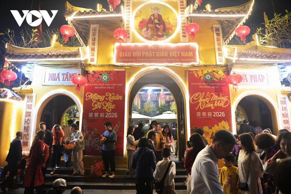 Sau thời khắc giao thừa Xuân Bính Ngọ 2026, khi những chùm pháo hoa vừa tắt trên bầu trời, dòng người lại lặng lẽ hướng về các ngôi chùa để cầu bình an, may mắn cho năm mới.