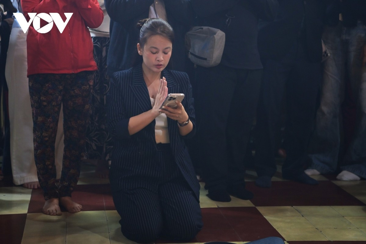 Chị Nhung sống tại phường Bạch Mai, Hà Nội chia sẻ: “Đi lễ chùa sau giao thừa để lòng mình nhẹ lại, chỉ mong cả năm gia đình khỏe mạnh, bình yên.”