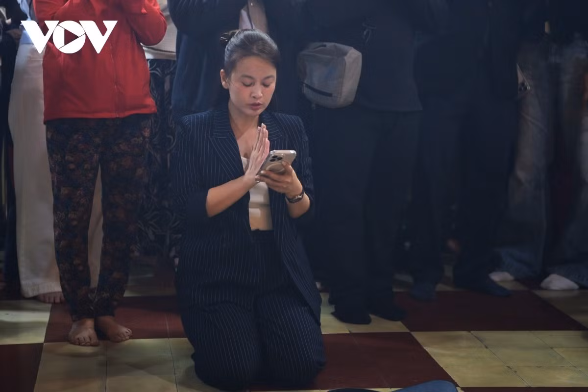 Chị Nhung sống tại phường Bạch Mai, Hà Nội chia sẻ: “Đi lễ chùa sau giao thừa để lòng mình nhẹ lại, chỉ mong cả năm gia đình khỏe mạnh, bình yên.”