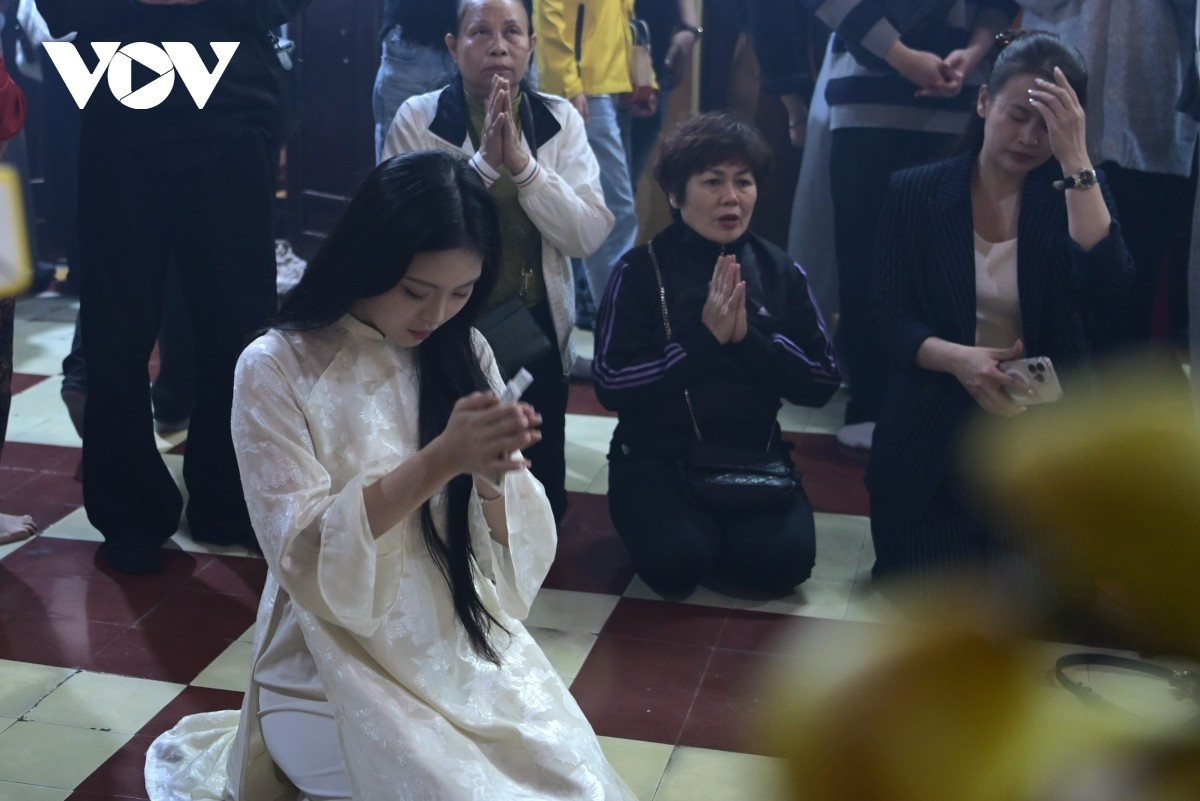 Người trẻ thành kính chắp tay, gửi gắm ước vọng cho công việc, tương lai.