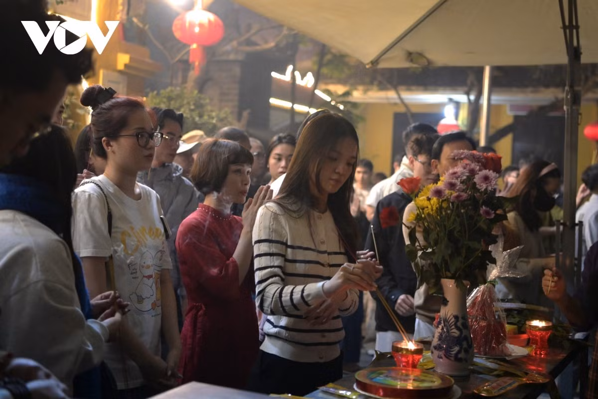 Từng nén hương được thắp lên, khói quyện nhẹ trong gió xuân.