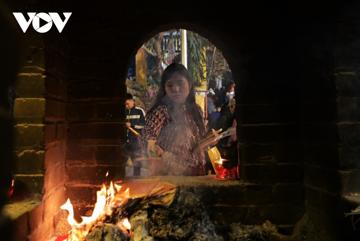 Hóa vàng (đốt vàng mã) sau khi làm lễ xong.