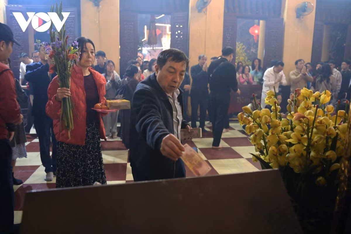 Người đi lễ chùa công đức đầu năm.