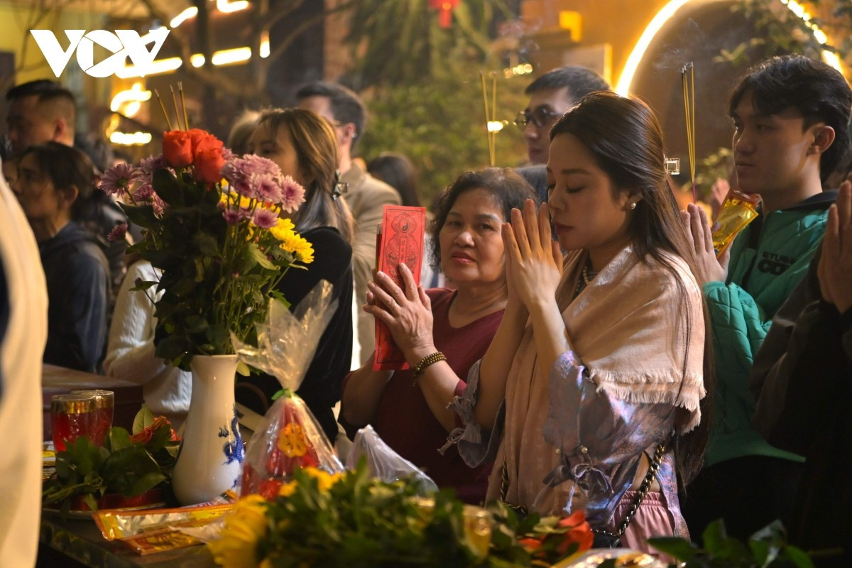 Một bạn trẻ bày tỏ: “Không cầu gì lớn, chỉ mong công việc thuận lợi và sống tốt hơn trong năm mới.”