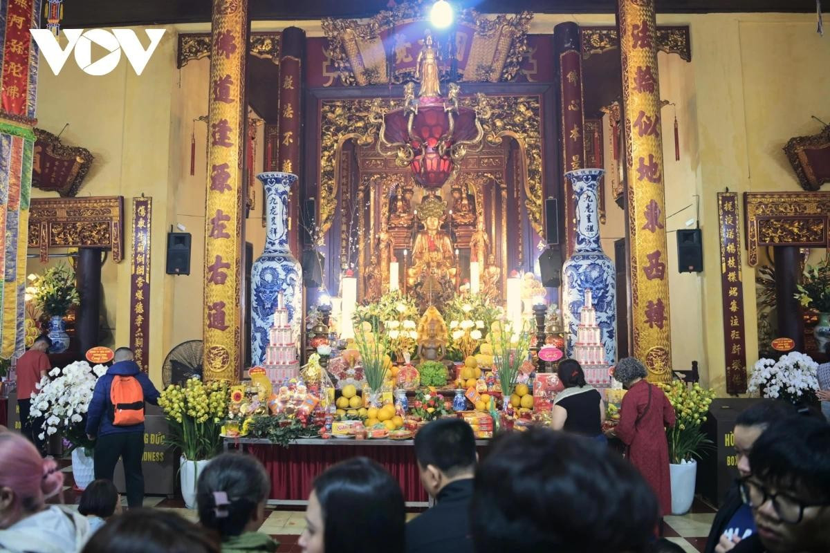 Những nén hương đầu năm được dâng lên trước chính điện.