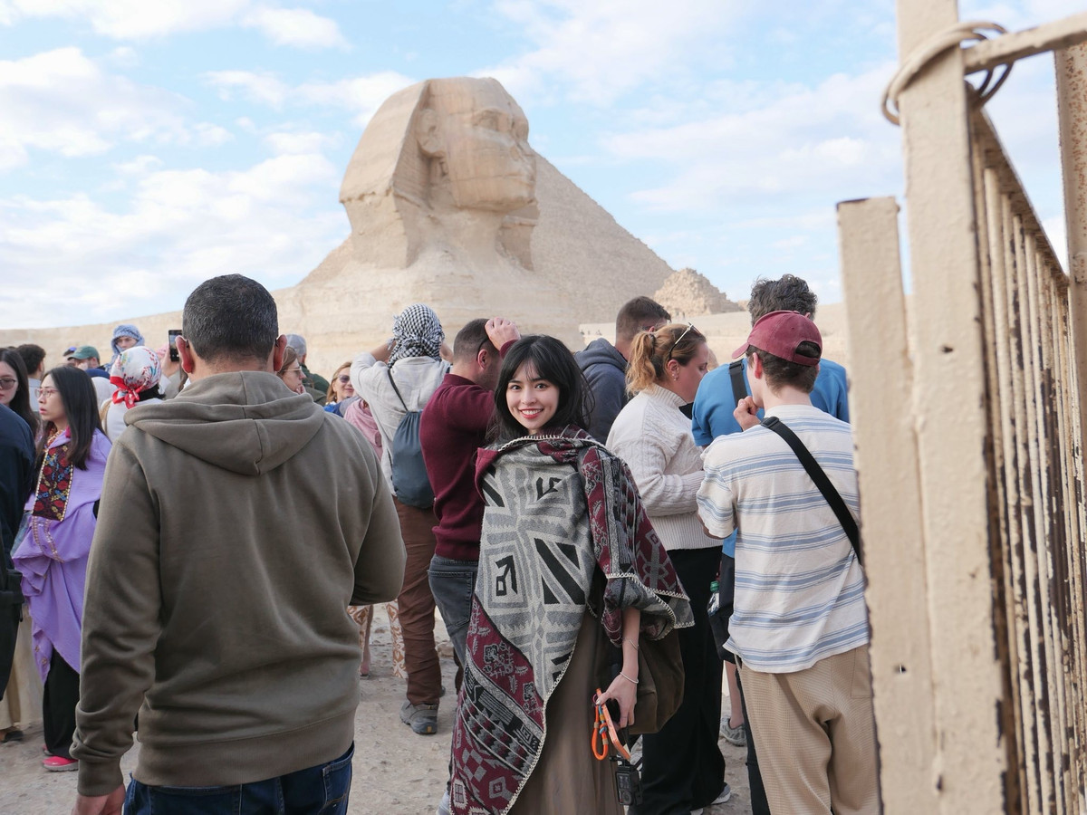 Mới đây, diễn viên Đỗ Khánh Vân thực hiện chuyến du lịch tới Ai Cập vùng đất gắn liền với những công trình cổ đại nổi tiếng bậc nhất thế giới. Theo chia sẻ, tổng chi phí cho hành trình này lên tới gần 100 triệu đồng, bao gồm các chặng bay quốc tế, nội địa cùng quãng thời gian di chuyển kéo dài khoảng hai ngày.