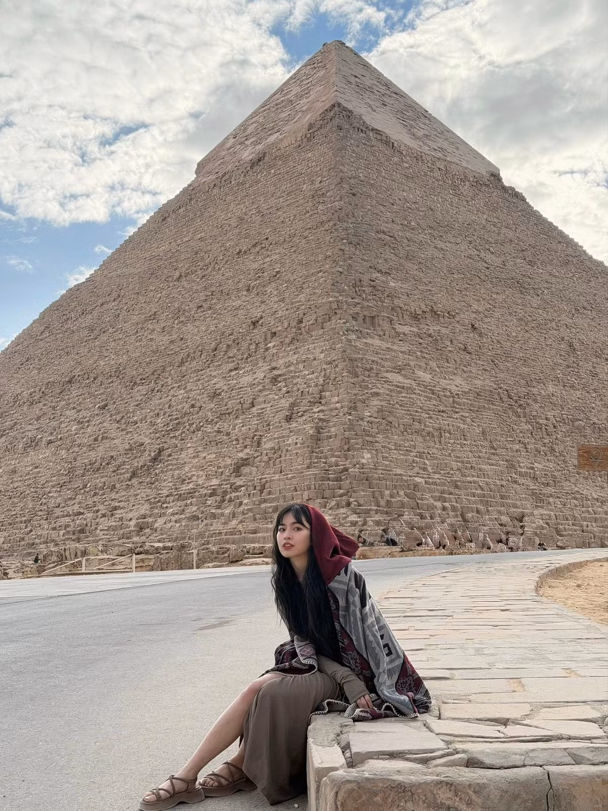 Nữ diễn viên cũng cho rằng, nếu lựa chọn thời điểm vắng khách và linh hoạt trong di chuyển, du khách hoàn toàn có thể có những bức ảnh ấn tượng tại quần thể kim tự tháp Giza.