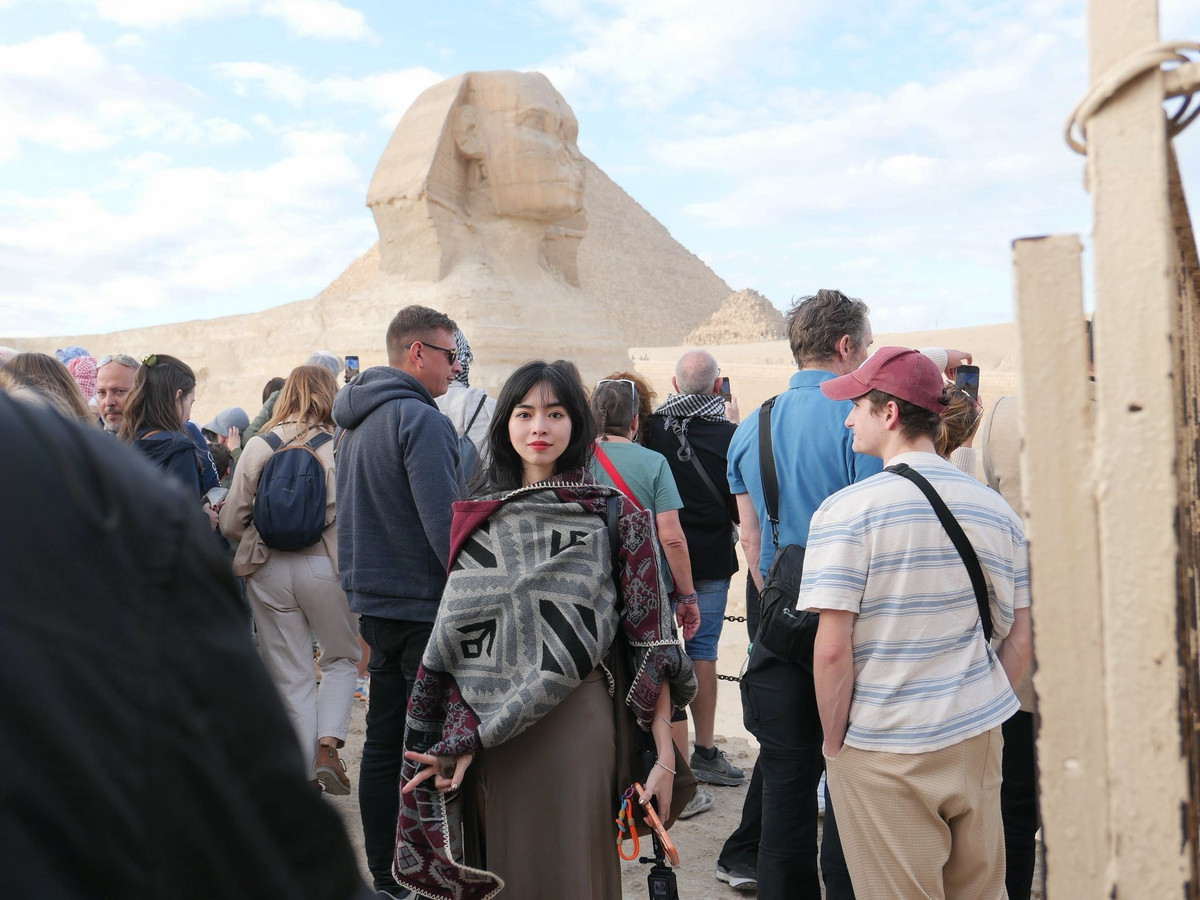 Khi đến quần thể kim tự tháp Giza, nữ du khách cho biết cô choáng ngợp trước vẻ đồ sộ và kỳ vĩ của công trình. Những khối đá khổng lồ tồn tại qua hàng nghìn năm lịch sử mang lại cảm giác hoàn toàn khác so với hình ảnh từng thấy trên sách báo hay mạng xã hội. Kim tự tháp Giza hiện là kỳ quan duy nhất còn tồn tại trong số 7 kỳ quan thế giới cổ đại.