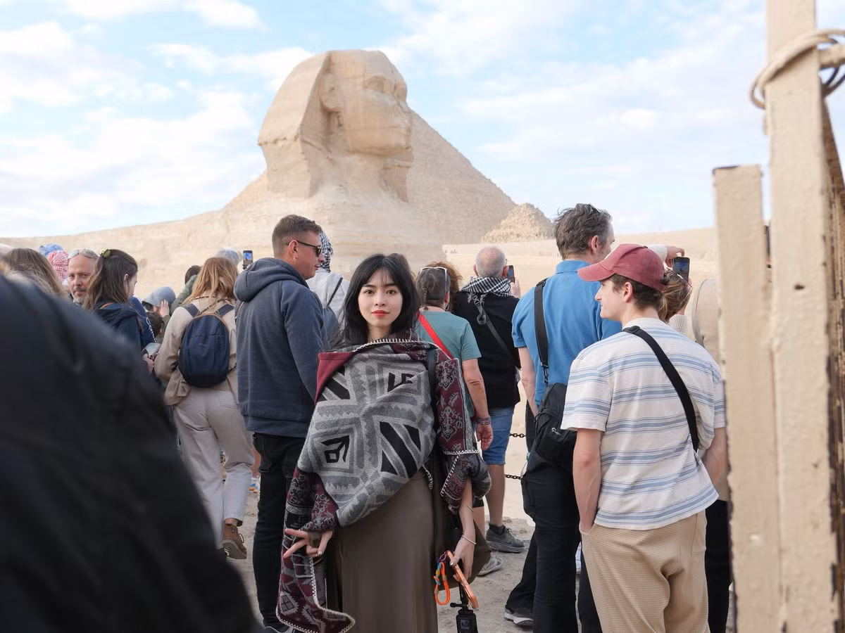 Khi đến quần thể kim tự tháp Giza, nữ du khách cho biết cô choáng ngợp trước vẻ đồ sộ và kỳ vĩ của công trình. Những khối đá khổng lồ tồn tại qua hàng nghìn năm lịch sử mang lại cảm giác hoàn toàn khác so với hình ảnh từng thấy trên sách báo hay mạng xã hội. Kim tự tháp Giza hiện là kỳ quan duy nhất còn tồn tại trong số 7 kỳ quan thế giới cổ đại.