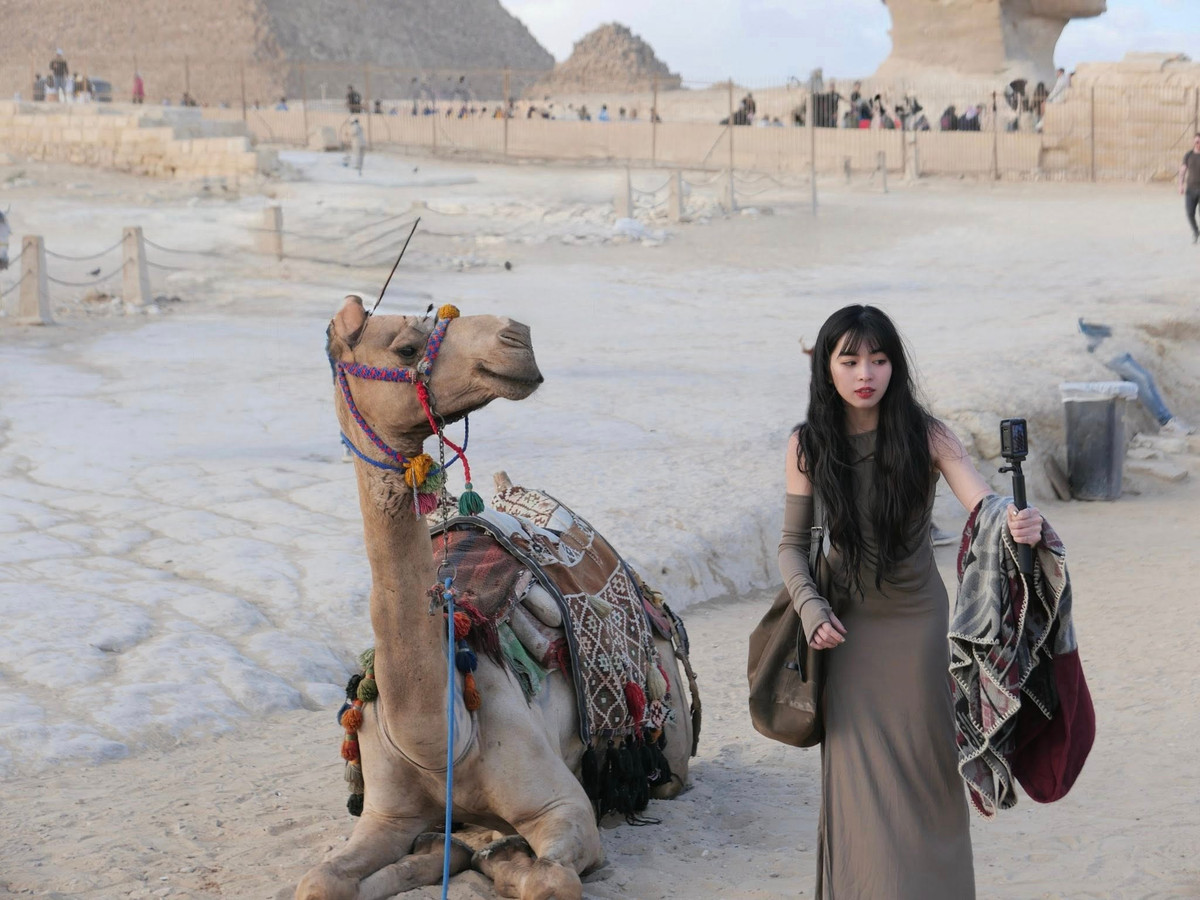 Tuy nhiên, điều khiến chuyến đi của Khánh Vân trở nên dang dở là việc không thể bước vào bên trong kim tự tháp như dự định ban đầu. Nguyên nhân xuất phát từ việc tour du lịch không tiến hành đặt vé tham quan nội thất công trình trên hệ thống trực tuyến chính thức. Khi tới nơi, đoàn chỉ được phép tham quan khu vực bên ngoài.