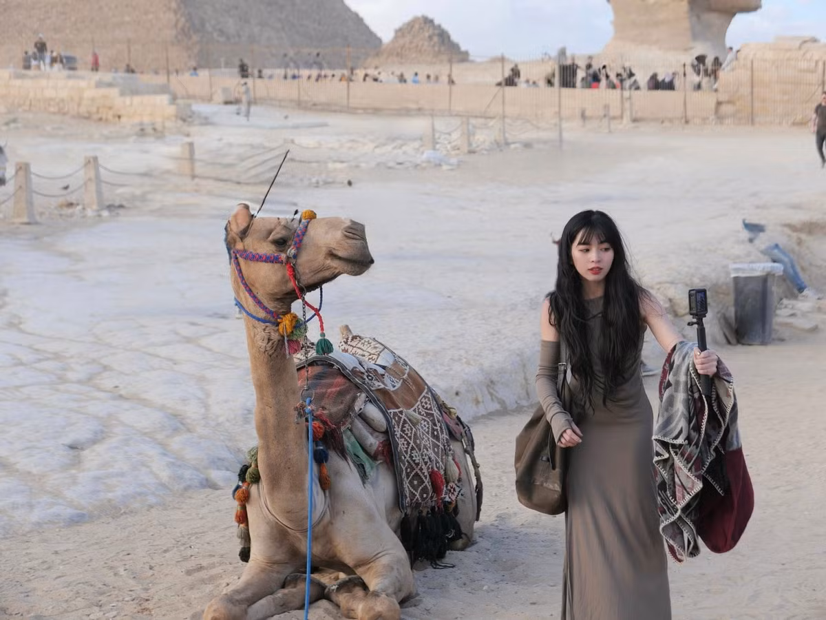 Tuy nhiên, điều khiến chuyến đi của Khánh Vân trở nên dang dở là việc không thể bước vào bên trong kim tự tháp như dự định ban đầu. Nguyên nhân xuất phát từ việc tour du lịch không tiến hành đặt vé tham quan nội thất công trình trên hệ thống trực tuyến chính thức. Khi tới nơi, đoàn chỉ được phép tham quan khu vực bên ngoài.