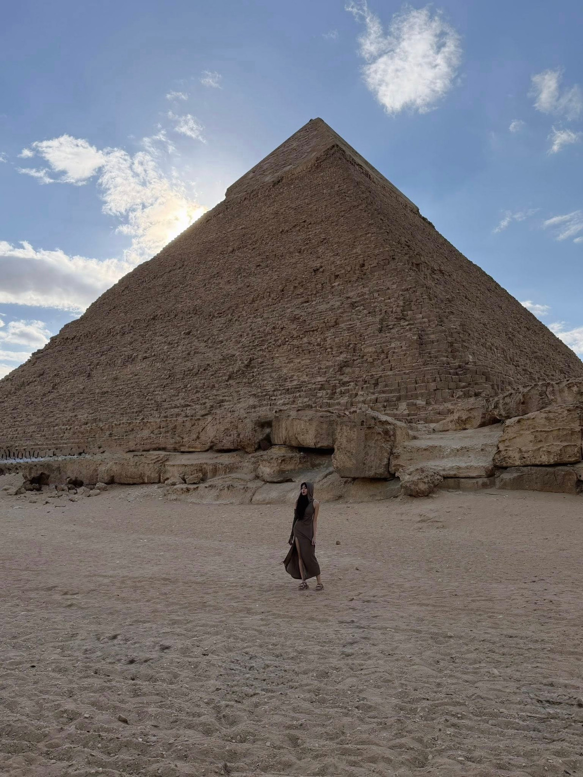 Dù không thể vào trong kim tự tháp, Khánh Vân cho biết chuyến đi Ai Cập vẫn để lại nhiều dấu ấn đáng nhớ. Cô ghi lại loạt hình ảnh bên kỳ quan cổ đại, trải nghiệm cưỡi lạc đà và tận hưởng không gian sa mạc rộng lớn.